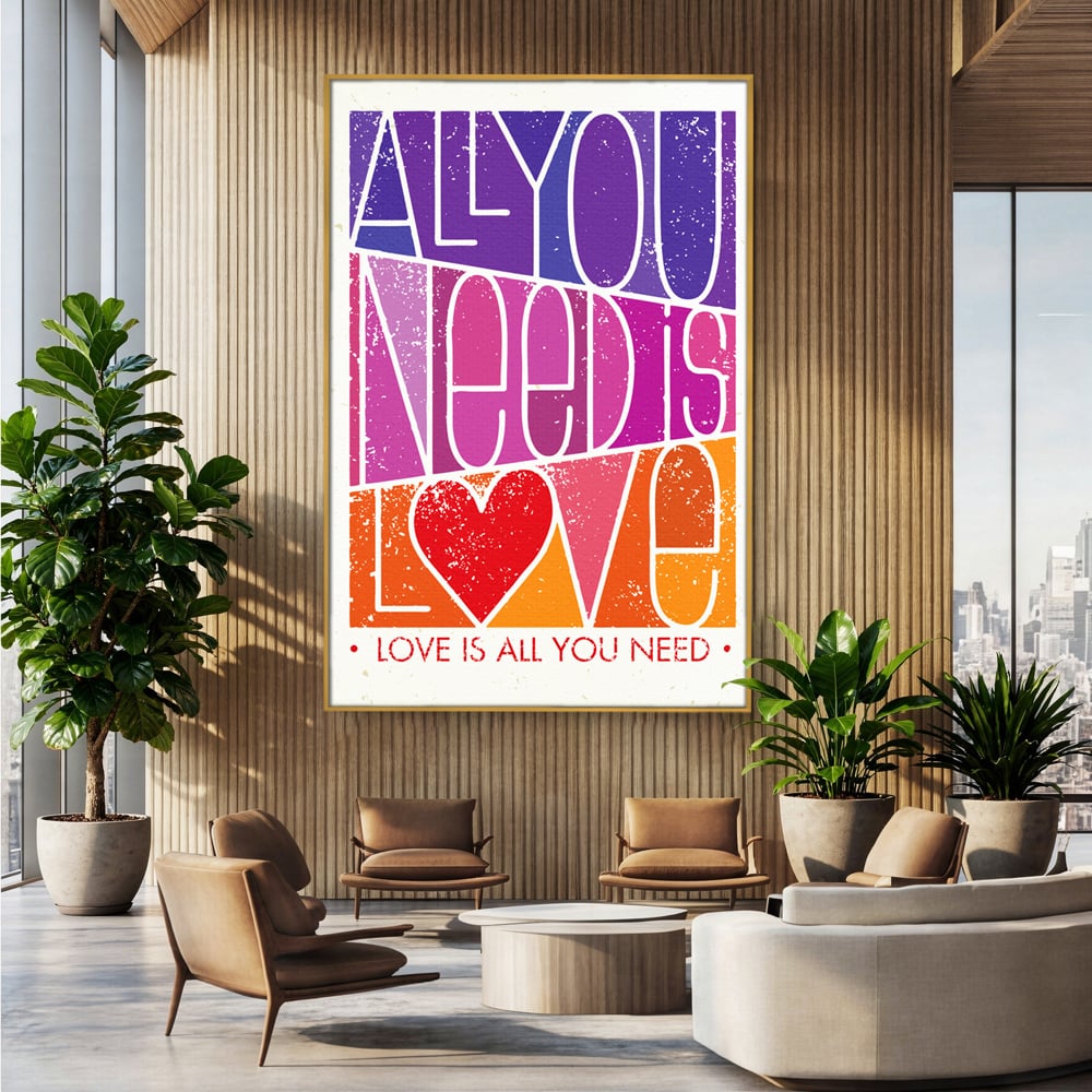 Tablou canvas cu tablou canvas motivational cu text colorat, in rama de aluminiu auriu, pe perete intr-un birou